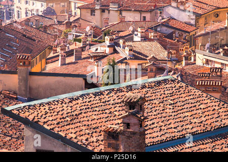 Toits de la ville haute à partir de ci-dessus. Bergame, Lombardie, Italie. Banque D'Images