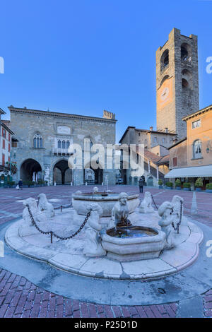 La Piazza Vecchia avec tour municipale et Fontana Contarini del. Bergame (Ville Haute), Lombardie, Italie. Banque D'Images