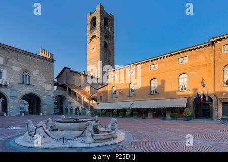 La Piazza Vecchia avec tour municipale et Fontana Contarini del. Bergame (Ville Haute), Lombardie, Italie. Banque D'Images