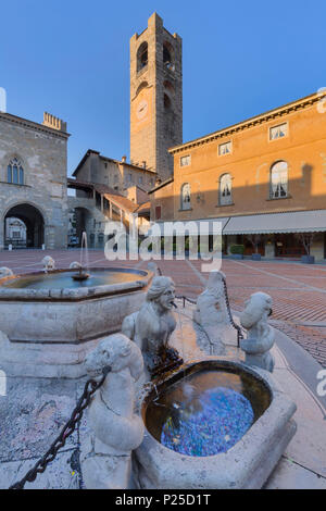 La Piazza Vecchia avec tour municipale et Fontana Contarini del. Bergame (Ville Haute), Lombardie, Italie. Banque D'Images