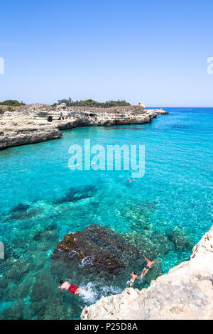 Falaise de Roca Vecchia, Platanias village, district de Lecce, Pouilles, Salento, Italie Banque D'Images