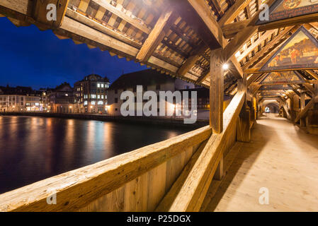 Pont Spreuer par nuit, de l'autre côté de la rivière Reuss, à Lucerne, Lucerne, Suisse Canton Banque D'Images