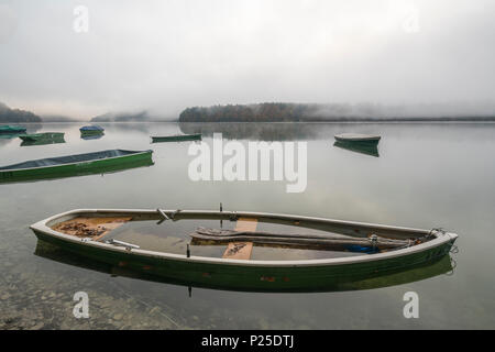 Bateaux sur le lac de Sylvenstein le matin. Bad Tölz-Wolfratshausen, Bavière, Allemagne. Banque D'Images