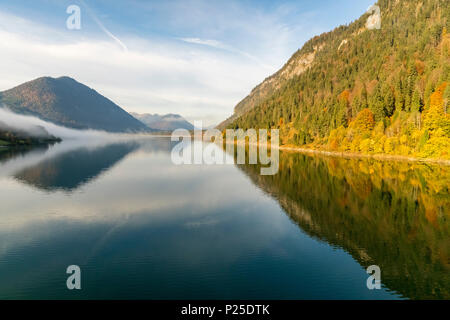 Lac de Sylvenstein dans un matin d'automne. Bad Tölz-Wolfratshausen, Bavière, Allemagne. Banque D'Images