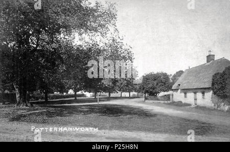 . Anglais : Le village triangle vert d'Potterhanworth, à la jonction de la route d'aujourd'Nocton, Barrf Road, et Moor Lane (ou route principale), dans North Kesteven, Lincolnshire, Angleterre. En date du 22 décembre 1909, ou avant, par carte, cachet et que l'ajout de la Première Guerre mondiale monument avait encore à construire. Un arbre (différents), se trouve toujours sur le livre vert. La chaumière a été démoli ; il a été remplacé par la partie étendue de l'Potternhanworth CofE Primary School jeux pour enfants. Carte postale recadrée pour éliminer les bords endommagés. Aucune indication d'auteur ou de l'éditeur. 1909 ou avant. 232 inconnu Banque D'Images