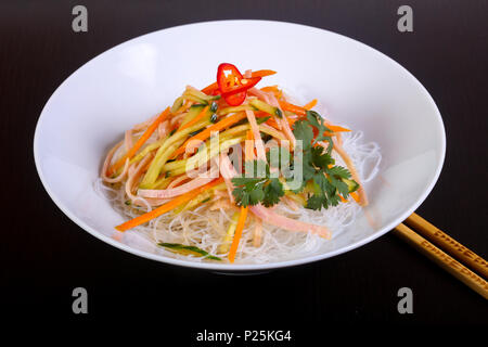 Vith salade de nouilles, légumes et bacon Banque D'Images