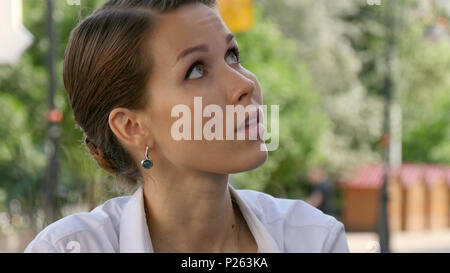 Café en plein air avec scène waitress. Banque D'Images