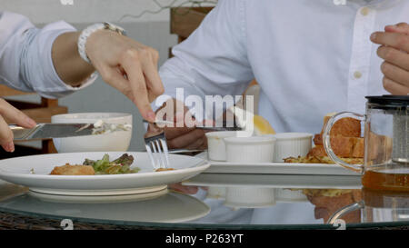 L'heure du petit-déjeuner avec des œufs et saucisses frites Banque D'Images