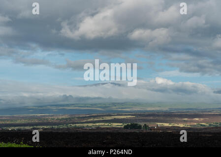 Ciel dramatique au-dessus de la côte Kohala sur la grande île d'Hawaï au coucher du soleil avec le Mauna Kea peak dans l'arrière-plan Banque D'Images