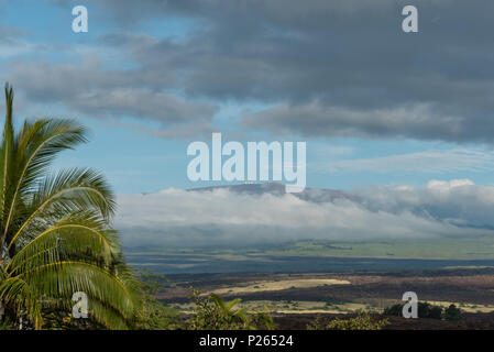 Ciel dramatique au-dessus de la côte Kohala sur la grande île d'Hawaï au coucher du soleil avec le Mauna Kea peak dans l'arrière-plan Banque D'Images