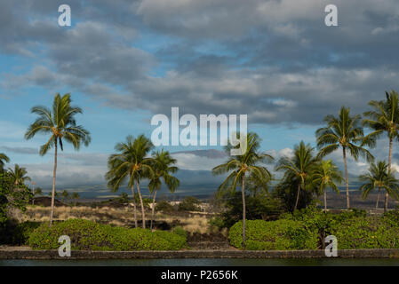 Ciel dramatique au-dessus de la côte Kohala sur la grande île d'Hawaï au coucher du soleil avec le Mauna Kea peak dans l'arrière-plan Banque D'Images