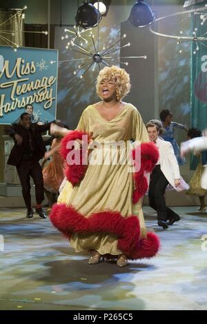 Titre original : HAIRSPRAY. Titre en anglais : HAIRSPRAY. Directeur de film : Adam Shankman. Année : 2007. Stars : QUEEN LATIFAH. Crédit : GABRIEL SIMON/SERVICES PRODUCTION Storyline Entertainment/ / JAMES, David / Album Banque D'Images