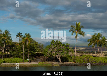 Ciel dramatique au-dessus de la côte Kohala sur la grande île d'Hawaï au coucher du soleil avec le Mauna Kea peak dans l'arrière-plan Banque D'Images