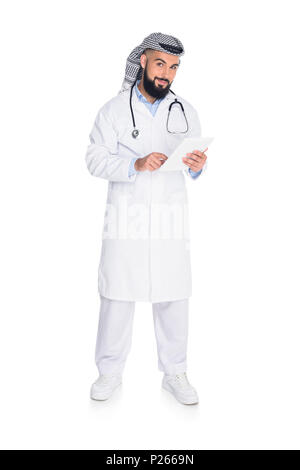 Médecin musulman graves à l'aide de tablet isolated on white Banque D'Images