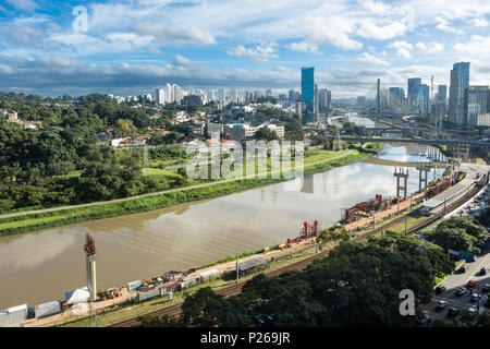 Vue sur le «Marginal Pinheiros' Avenue, Pinheiros et toits de São Paulo par beau jour d'été. Banque D'Images