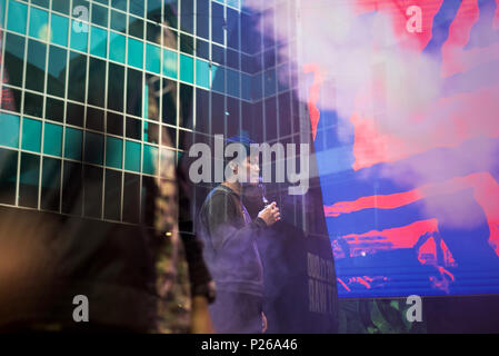 Un vape-cloud tricker est l'échauffement avant de vape-cloud trick contest au cours de Jakarta Vape Fest 2018 dans le sud de Jakarta, le 6 mai 2018. ©Reynold Sumayku Banque D'Images