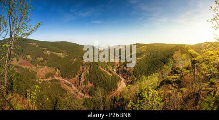 Panorama vue sur la vallée du haut d'une montagne falaises en ressort avec ciel bleu. Ahrendsberger Okertal, Eliza, Okertalsperre, Oker (Goslar) Parc national de Harz Banque D'Images