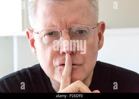 Man Gesturing pour Silence, USA Banque D'Images