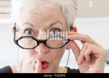 Woman Gesturing bibliothécaire pour Silence, USA Banque D'Images