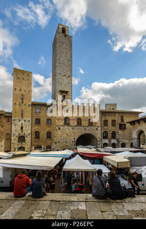 Les touristes au marché de San Gimignano. Italie, Toscane, Sienne district. Banque D'Images