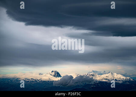 Tempête sur le Monte Amaro entrant dans la Majella Gran Sasso avec en arrière-plan, Maiella, Province de L'Aquila, Italie, Europe Banque D'Images