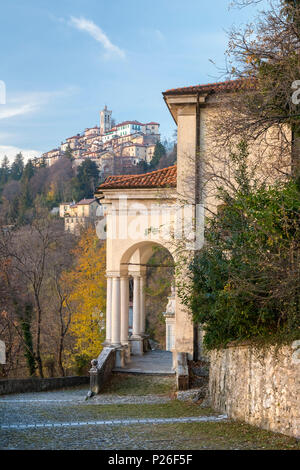 Vue de Santa Maria del Monte et l'une des chapelles de la voie sacrée. Sacro Monte di Varese, Varèse, Lombardie, Italie. Banque D'Images