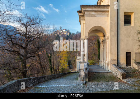 Vue de Santa Maria del Monte et l'une des chapelles de la voie sacrée. Sacro Monte di Varese, Varèse, Lombardie, Italie. Banque D'Images