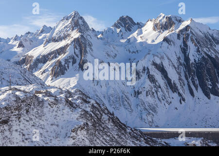 Vue sur le lac et le barrage Morasco à partir de la route de la Maria Luisa refuge et la haute Vallée Formazza. Riale Formazza, hameau, val Formazza, Verbano Cusio Ossola, Piémont, Italie. Banque D'Images