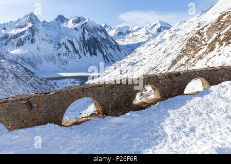 Vue sur le lac et le barrage Morasco à partir de la route de la Maria Luisa refuge et la haute Vallée Formazza. Riale Formazza, hameau, val Formazza, Verbano Cusio Ossola, Piémont, Italie. Banque D'Images