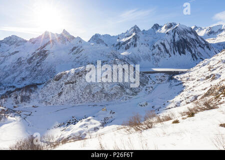 Vue de la ville de Praia et le lac et le barrage Morasco en hiver à partir de la route de la Maria Luisa refuge et la haute Vallée Formazza. Formazza, Valle Formazza, Verbano Cusio Ossola, Piémont, Italie. Banque D'Images