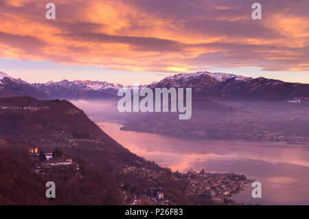 Lever du soleil d'hiver sur le lac d'Orta du sanctuaire Madonna del Sasso dans Boleto vers Omegna et Mottarone, lac d'Orta, province de Novare, Piémont, Italie Banque D'Images