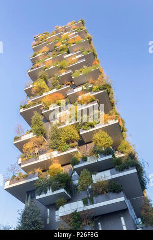 Vue de l'Bosco verticale de gratte-ciel dans le quartier de Porta Nuova. Milan, Lombardie, Italie. Banque D'Images