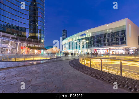 Vue de la tour d'Unicredit Unicredit, Pavillion et Torre Solaria de Gae Aulenti square pendant la soirée. Milan, Lombardie, Italie. Banque D'Images