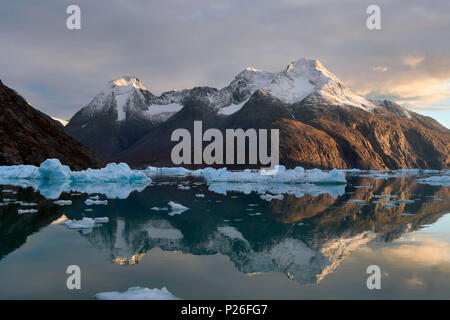 Montagnes et Fjord Qooroq en miroir sur l'iceberg, Groenland Banque D'Images