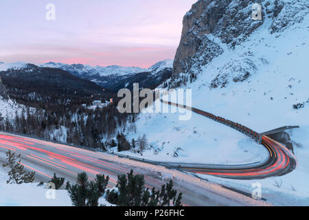 Les sentiers de la lumière des voitures le long de la courbe du col Falzarego, Livinallongo del Col di Lana, Padova, Veneto, Italie Banque D'Images