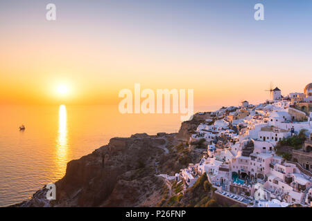 Oia, Santorini, Cyclades, Grèce vue classique d'Oia au coucher du soleil Banque D'Images