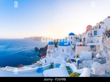 Oia, Santorini, Cyclades, Grèce Oia au coucher du soleil Banque D'Images