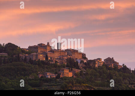 L'Italie, la Toscane, le village de Montepulciano sur les collines de la toscane, La provence de Sienne Banque D'Images