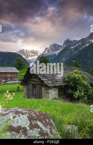 Le village alpin de Soglio, à l'aube de la vallée de Bregaglia Maloja, région, Canton des Grisons, Suisse Banque D'Images