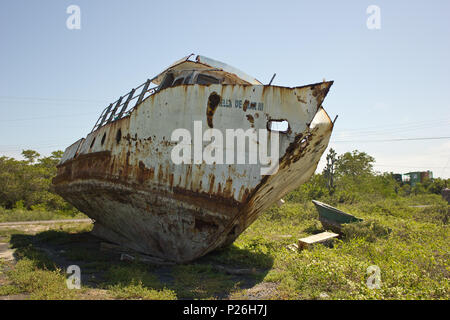 Un vieux bateau se trouve sur terre où il les rouilles et decay Banque D'Images