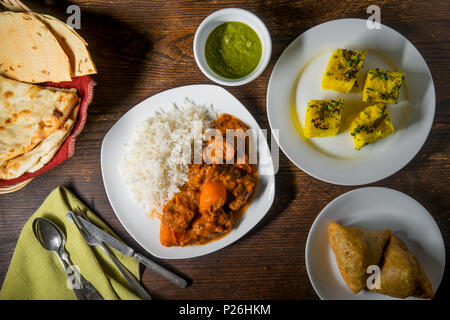 Vindaloo agneau indien le dîner avec plusieurs entrées et de pain naan Banque D'Images