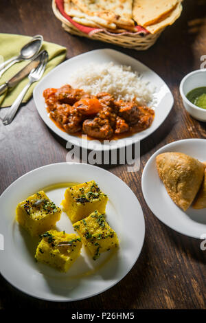 Vindaloo agneau indien le dîner avec plusieurs entrées et de pain naan Banque D'Images