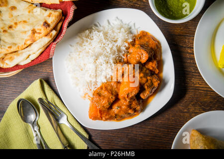 Vindaloo agneau indien le dîner avec plusieurs entrées et de pain naan Banque D'Images