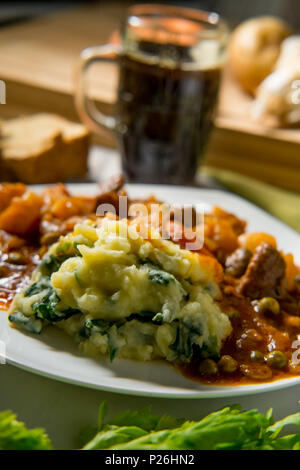 Ragoût de boeuf irlandais authentique avec de la bière du pain et de la purée de pommes de colcannon Banque D'Images