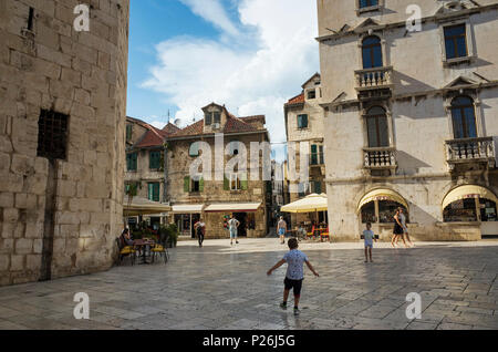 Split, Croatie, le 21 mai 2018, belle journée ensoleillée dans la vieille ville de Nice, à l'extérieur de la ville touristique populaire. Les garçons jouent au football sur rue. Banque D'Images