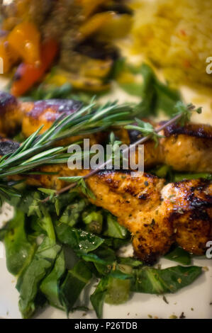 Brochettes de poulet grec fraichement grillés avec riz safrané jaune Banque D'Images