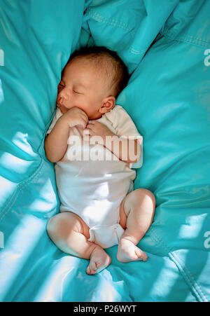 Bébé Garçon dormir dans un sac de haricots avec vue partielle du soleil Banque D'Images