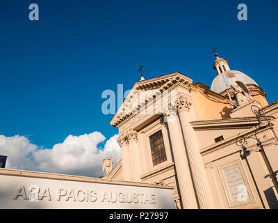 Italie, Latium, Province de Rome, Rome. L'église de Saint Rocco et le mur de l'Ara Pacis Augustae Banque D'Images