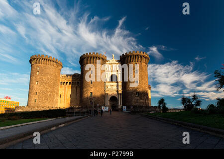 L'Italie, Campanie, Province de Naples, Naples. Le Castel Nuovo, également connu sous le nom de Maschio Angioino. Banque D'Images