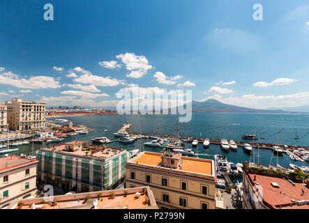 L'Italie, Campanie, Province de Naples, Naples. Vue sur Naples et le Vésuve depuis la terrasse panoramique de Castel dell'Ovo. Banque D'Images